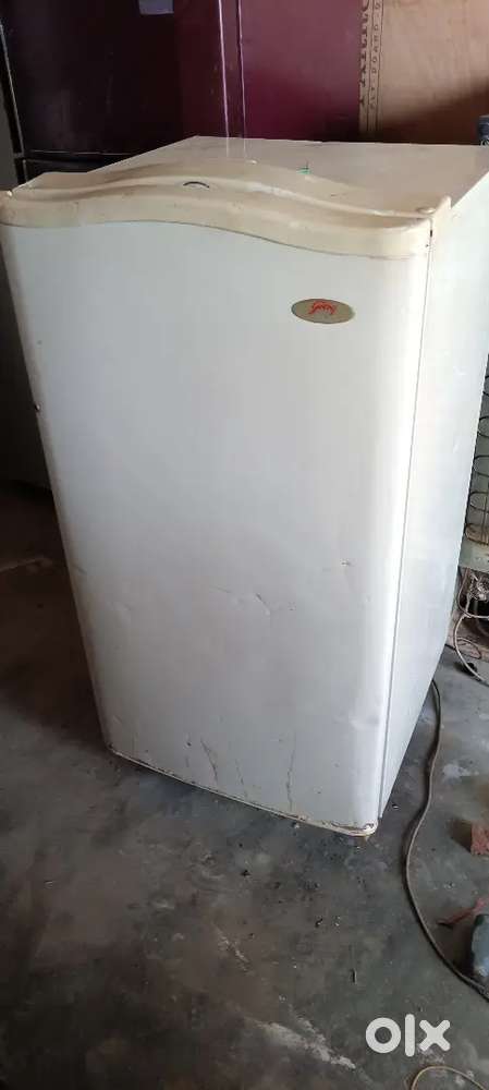 Godrej 180 liter fridge ek no. Cooling h.