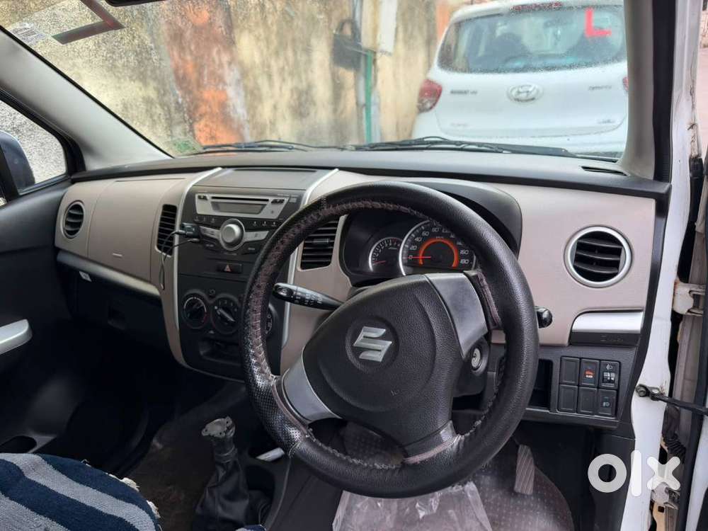 Wagon R  Vxi 2013model White Car