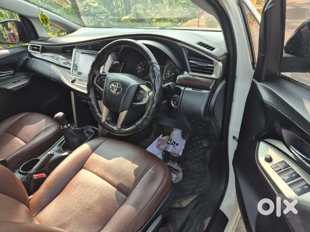 Toyota Innova Crysta 2017. V