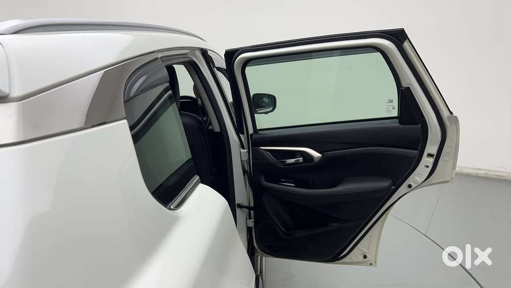 Maruti Suzuki Grand Vitara 1.5 Alpha Plus Intelligent Hybrid Ecvt, 2..