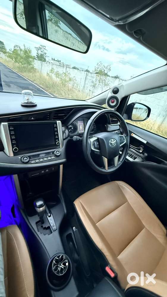 Toyota Innova Crysta 2.4 Z Automatic &ndash; 2022 | Sparkling Black Pearl