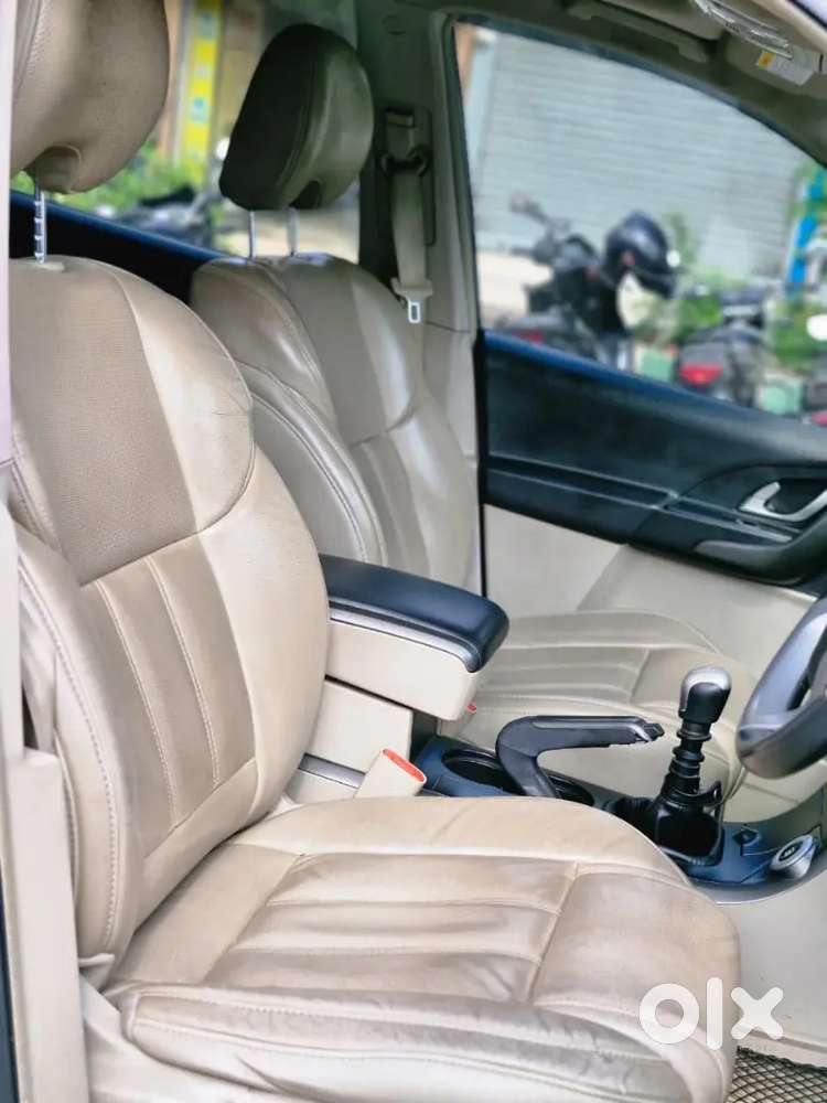Mahindra Xuv500 W10