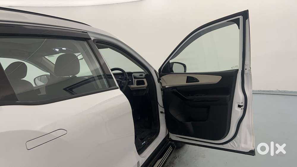 Mahindra Xuv700 2.0 Ax 5 Petrol Mt 7 Str, 2025, Petrol