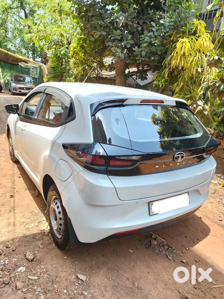 Car Model Name- Tata Altroz Xe 12
