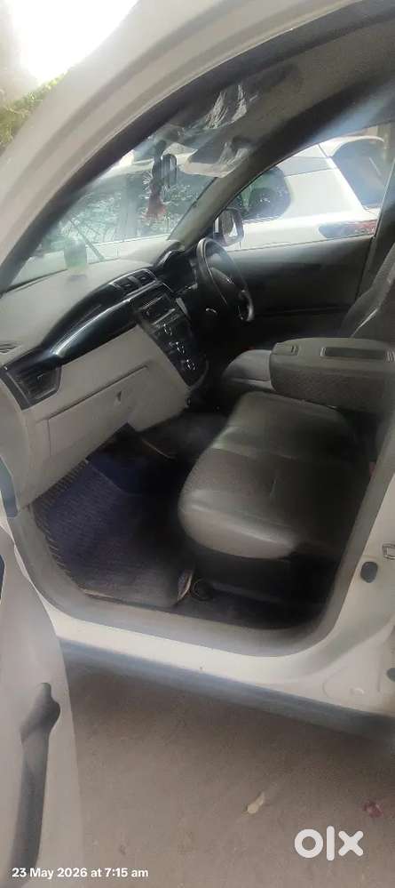 Mahindra Kuv 100 Metallic White K4 2017 Petrol 6 Seater