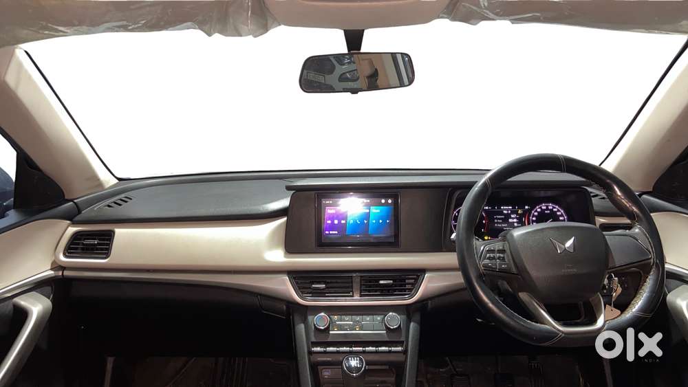 Mahindra Xuv700 2.0 Mx Petrol Mt 5 Str, 2023, Petrol