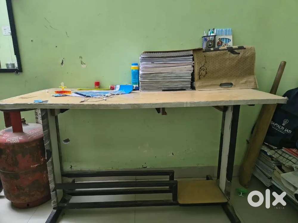 Computer table