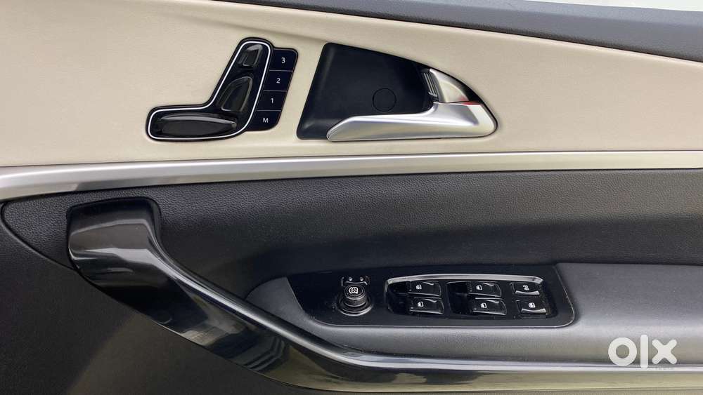 Mahindra Xuv700 2.0 Ax 7 Petrol At Luxury Pack Str, 2023, Petrol