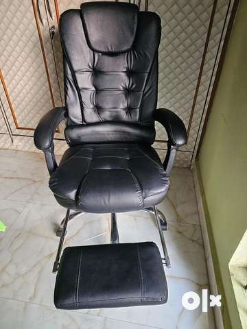 Office chair with online leg rest