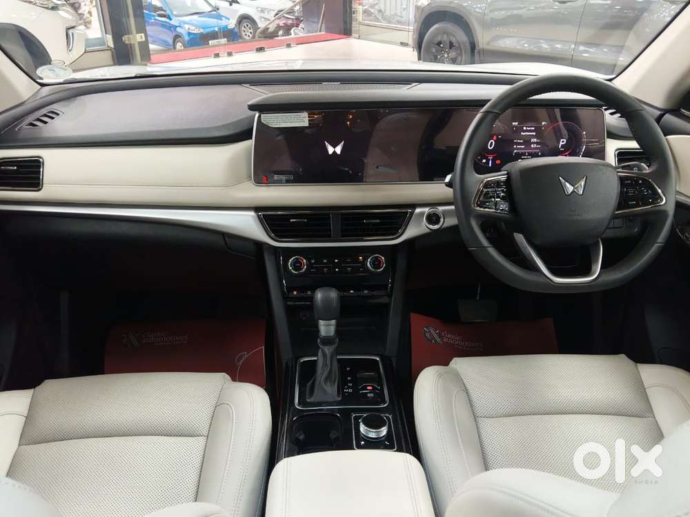 Mahindra Xuv700 2.0 Ax 7 Petrol At Luxury Pack Str, 2025, Petrol