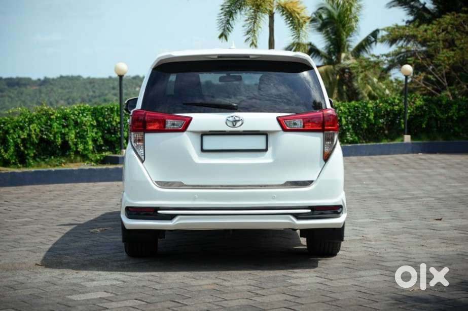 Toyota Innova Crysta 2.4 G Plus Mt 7 Str, 2019