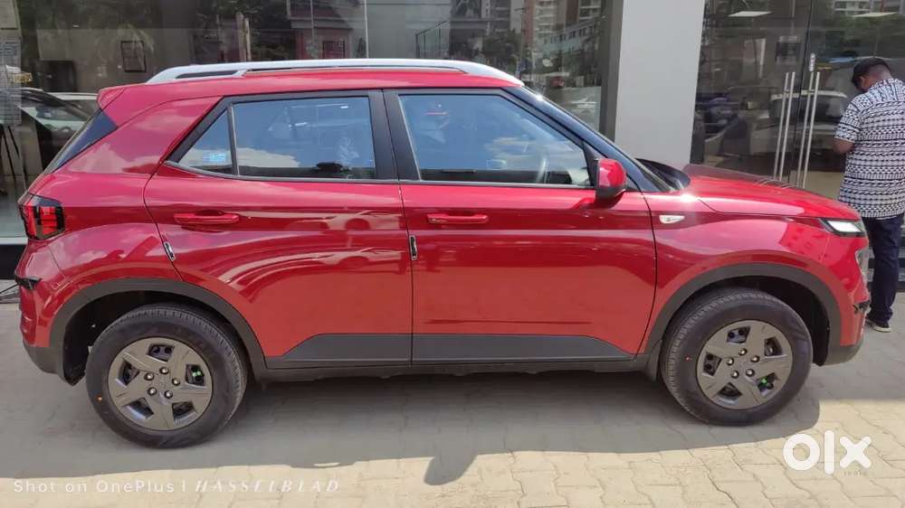 Hyundai Venue 2023 Petrol 19000 Km Driven