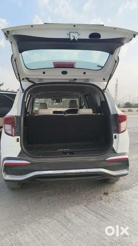 Kia Carens (2022)-top Model With Sunroof & Luxury Interiors