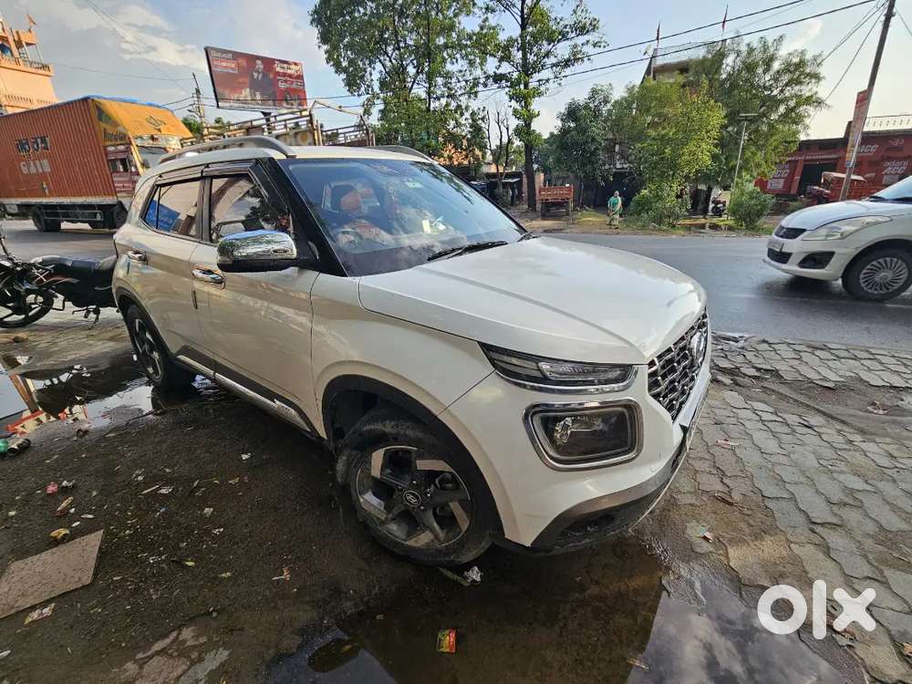 Hyundai Venue 2021 Petrol 62000 Km Driven