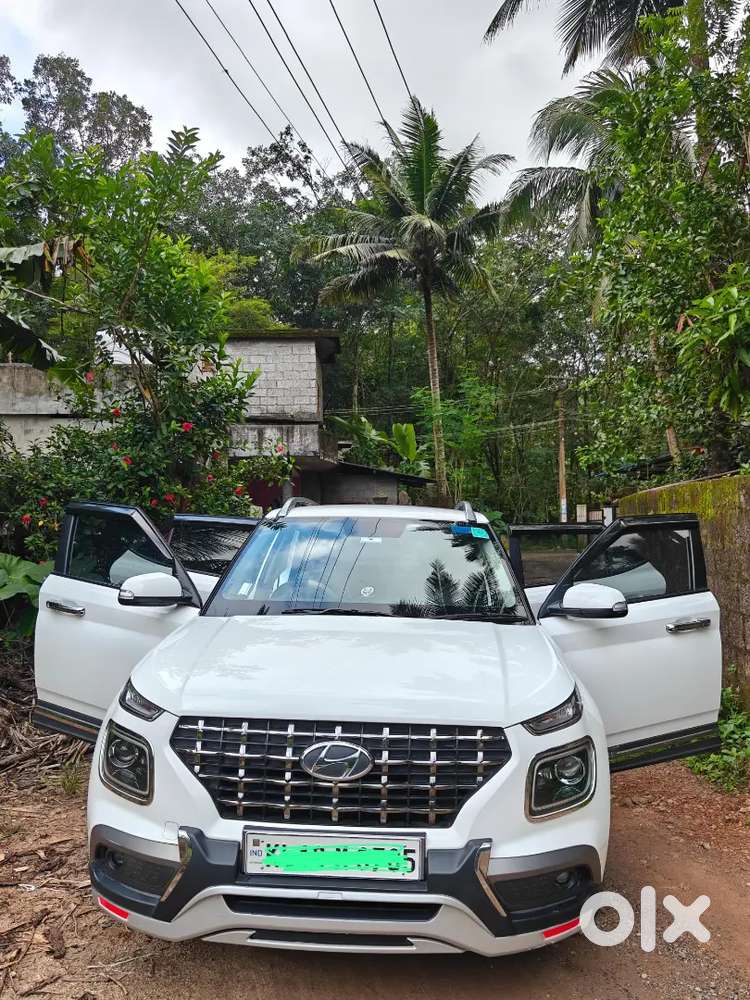Hyundai Venue 2021 Petrol 41619 Km Driven.