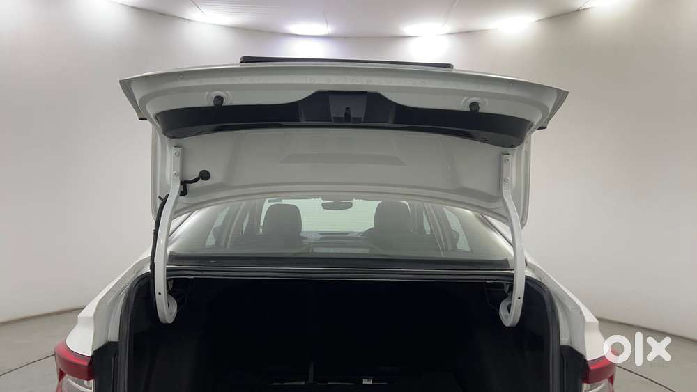 Skoda Slavia Style 1.0l Tsi Mt, 2022, Petrol
