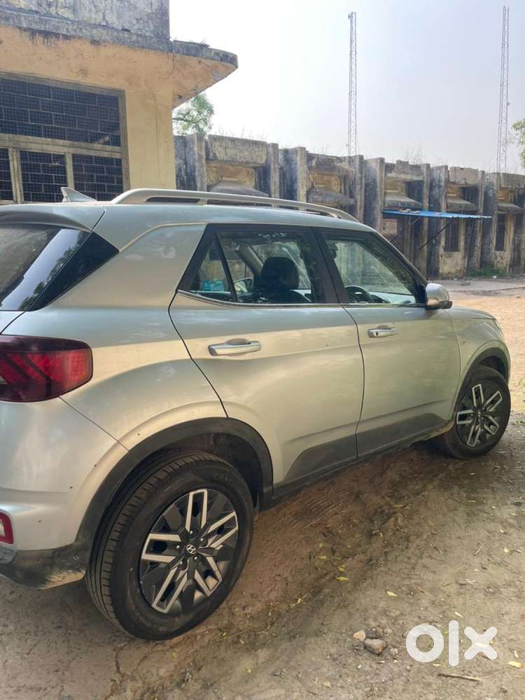 Hyundai Venue 2022 Petrol Well Maintained With Sunroof