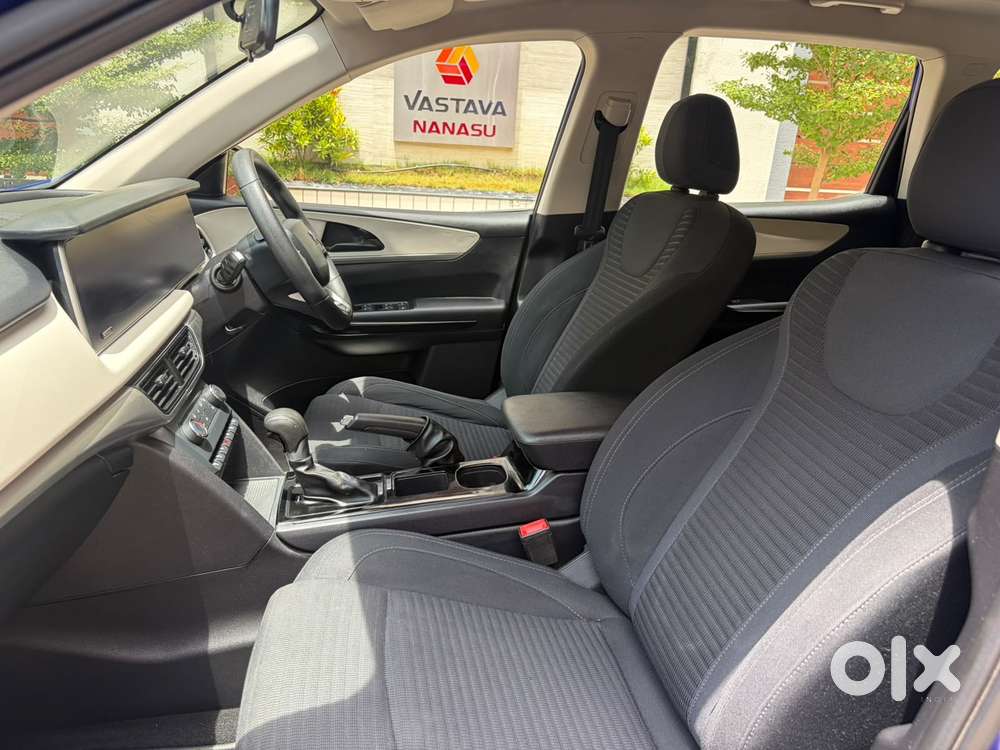 Mahindra Xuv700 2.2 Ax 5 Diesel At Str, 2022, Diesel