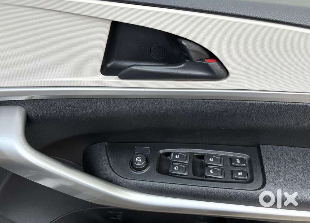 Mahindra Xuv700 2.0 Mx Petrol Mt 5 Str, 2022, Petrol