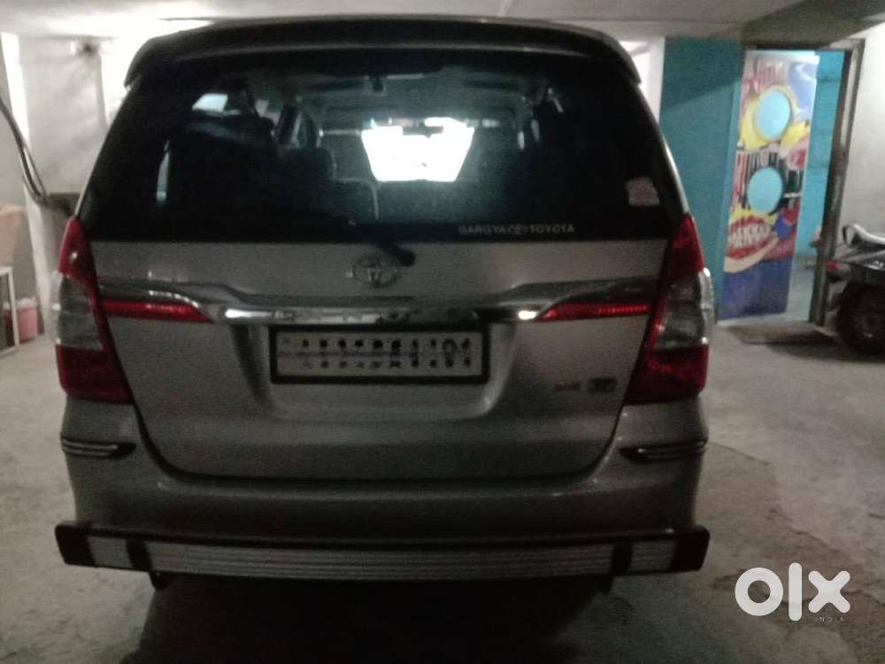 Innova 2.5 V 8 Seater