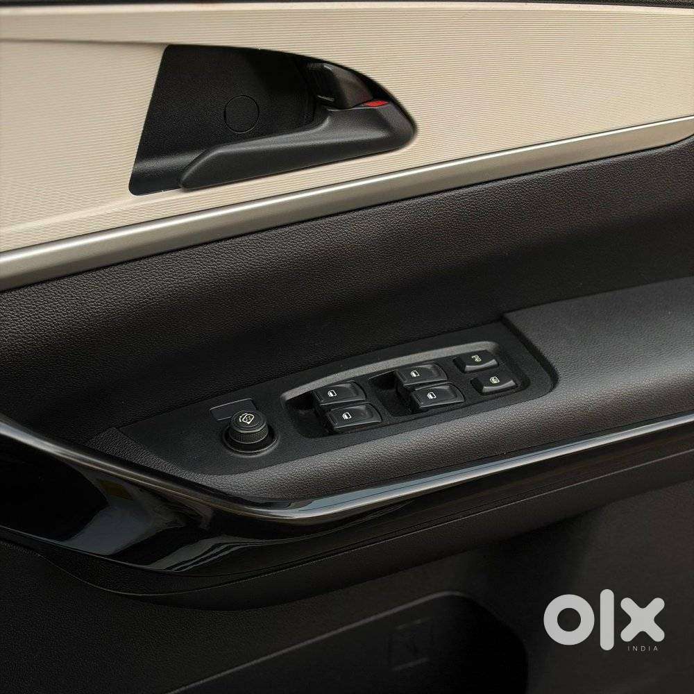 Mahindra Xuv700 2.0 Ax 5 Petrol At Str, 2023, Petrol