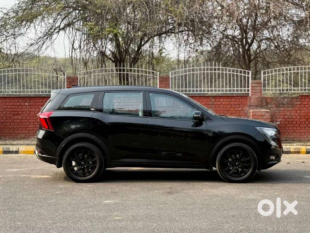 Mahindra Xuv 7oo Ax7 Luxuary Pack At 7 Seater Black