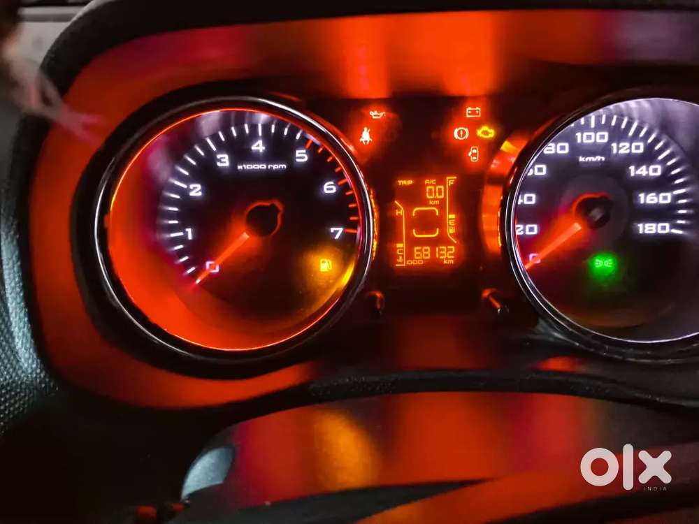 Mahindra Tuv N10 ऑप्शनल 7सीटर फुल टॉप मॉडल 2018लॉस्ट Km 68000 चली