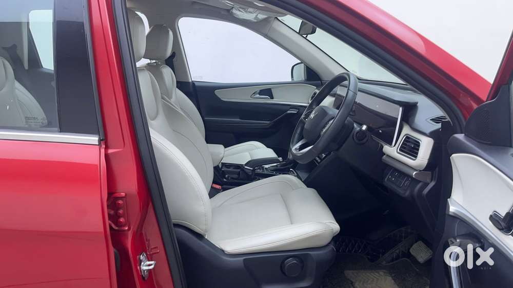 Mahindra Xuv700 2.0 Ax 7 Petrol At Str, 2024, Petrol