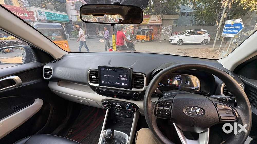 Hyundai Venue 2024 Petrol Well Maintained