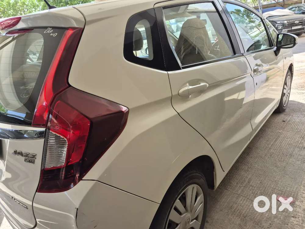 Well Maintained Honda Jazz For Sale, Manual. White Color.