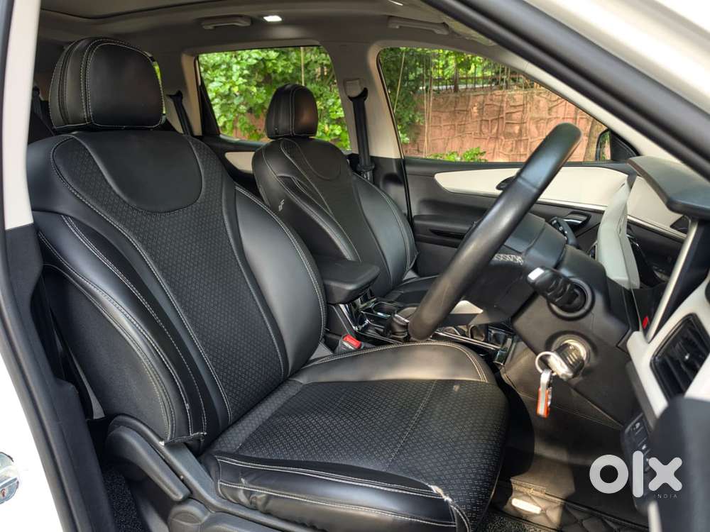 Mahindra Xuv700 2.0 Ax 5 Petrol Mt 7 Str, 2022, Petrol