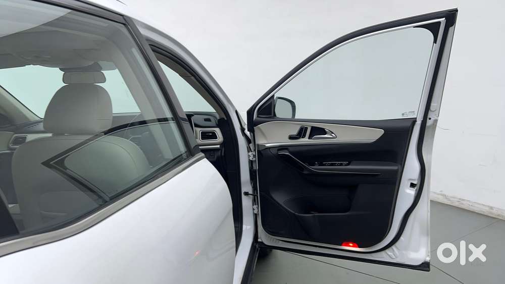 Mahindra Xuv700 2.0 Ax 7 Petrol At Luxury Pack Str, 2023, Petrol