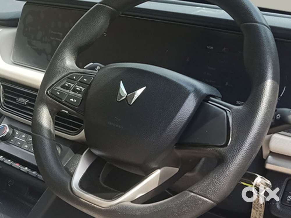 Mahindra Xuv700 2.0 Ax 5 Petrol Mt 7 Str, 2022, Petrol