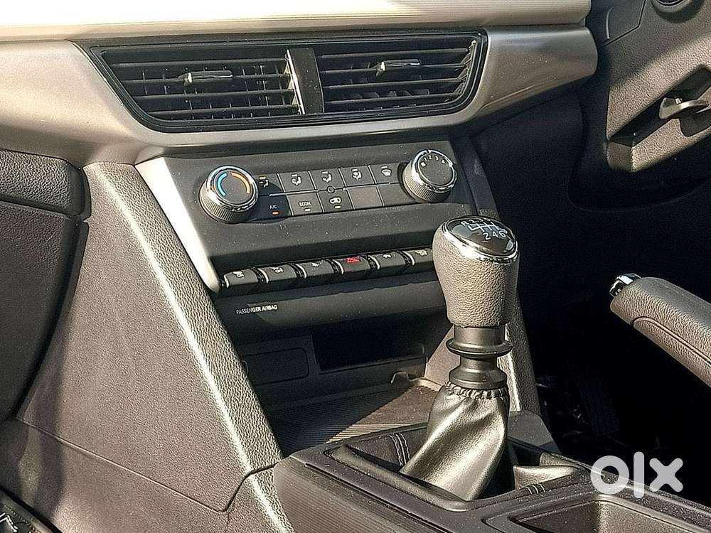 Mahindra Xuv700 2.0 Mx Petrol Mt 5 Str, 2024, Petrol