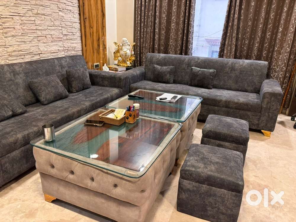 Selling brand new condition sofa 3+3 with 2 sofa table,4 sitting mudda