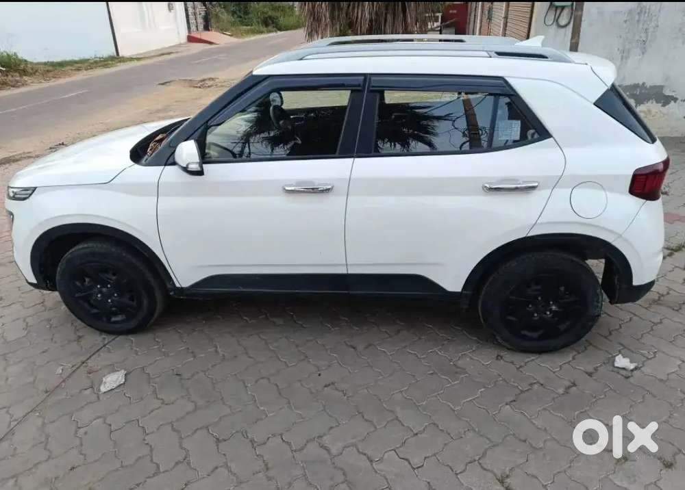 Hyundai Venue 2022 Petrol Well Maintained