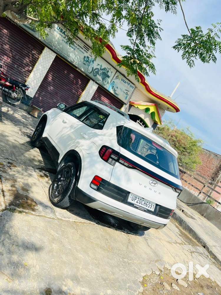 Hyundai Venue 2023 Petrol 11500 Km Driven