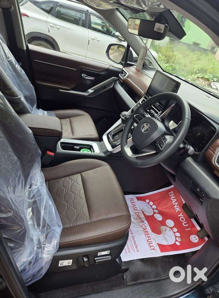 Toyota Innova Hycross 2.0 Zx (o) Hybrid 7 Str, 2025, Petrol