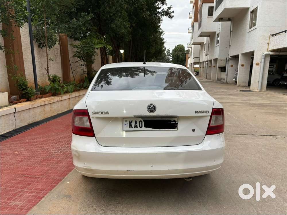 Skoda Rapid 1.6 Mpi Elegance Plus Black Edition  2015