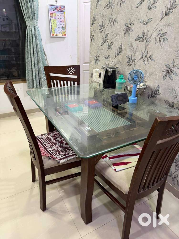 Excellent Glass Top Dining Table for Sale – 4 Chairs Included!