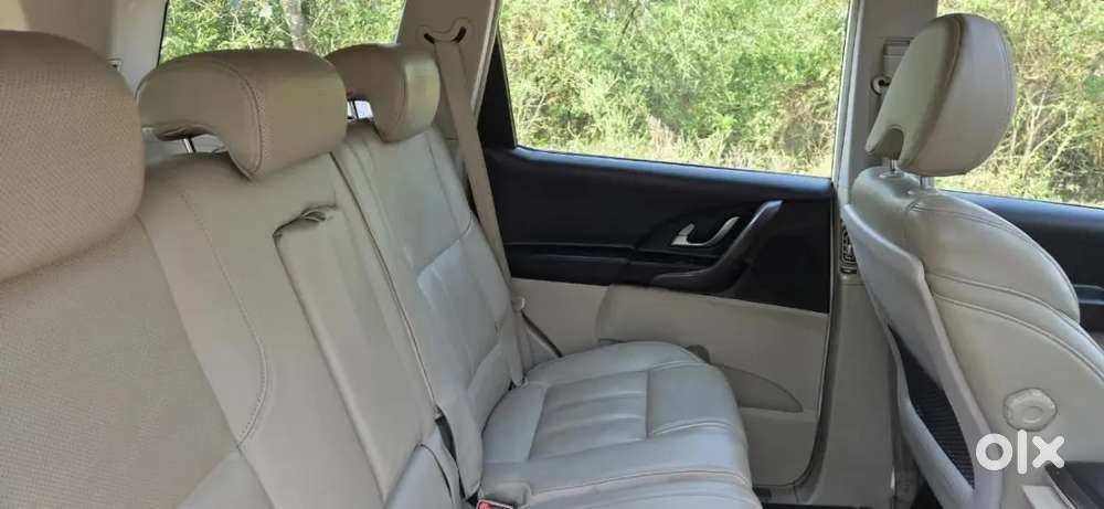 Mahindra Xuv500  W10