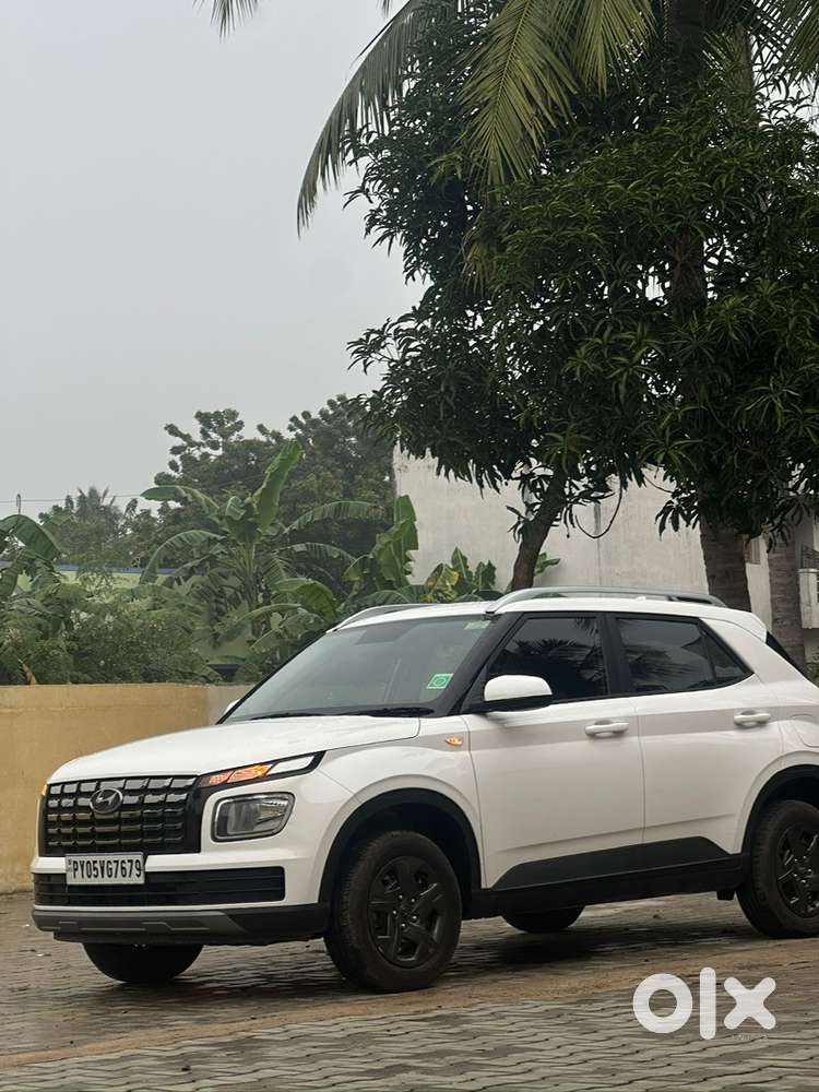 Hyundai Venue 2025 Petrol Well Maintained