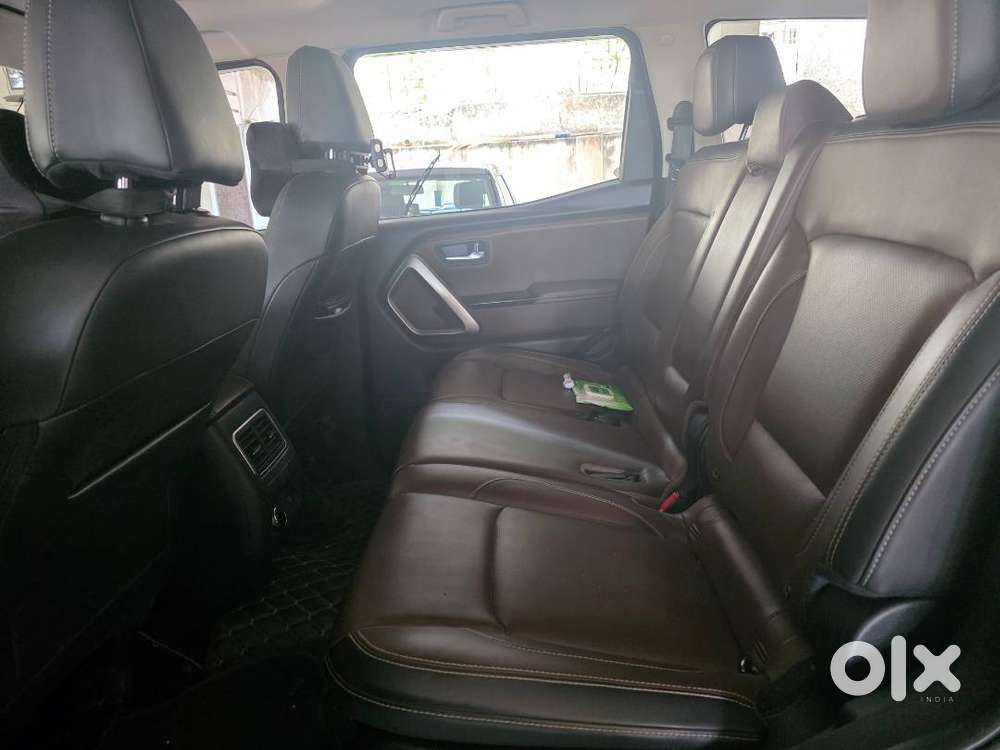 2022 Scorpio-n Z8 Petrol At  Black  Single Owner  Non-accident