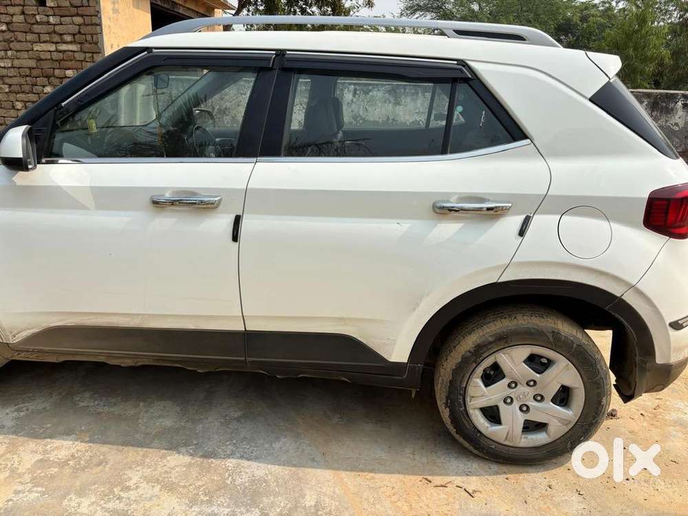 Hyundai Venue 2021 Petrol 42000 Km Driven