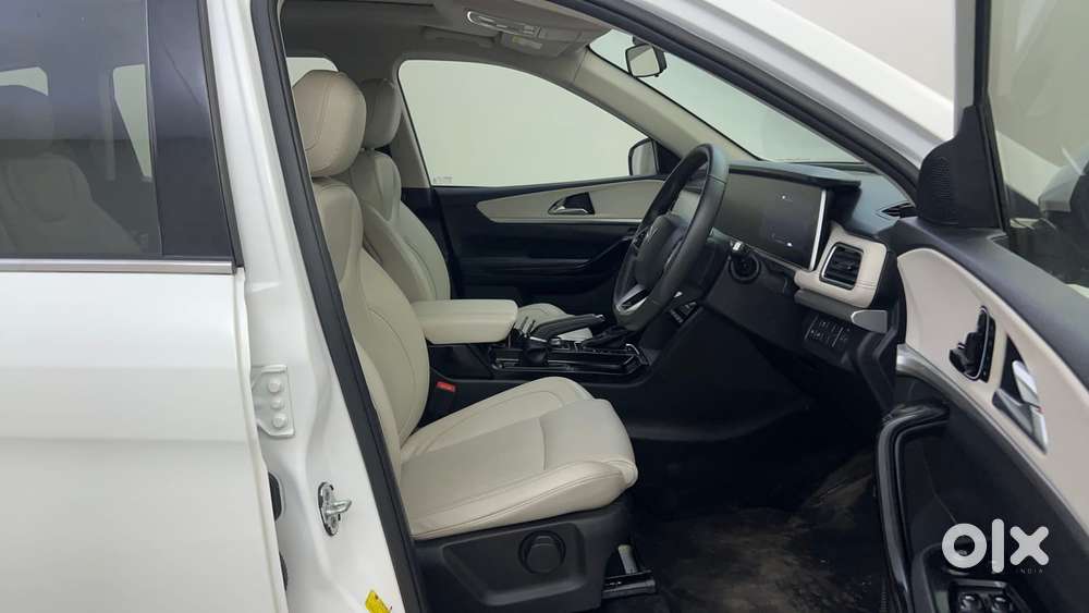 Mahindra Xuv700 2.0 Ax 7 Petrol At Str, 2023, Petrol