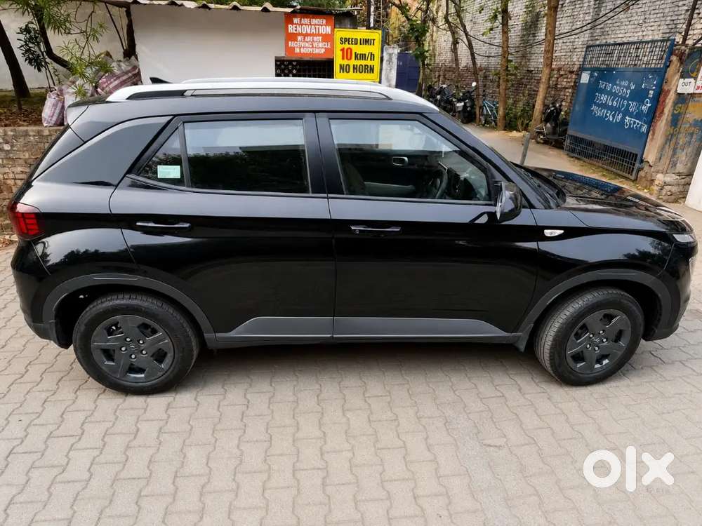 Hyundai Venue 2025 Petrol 8000 Km Driven