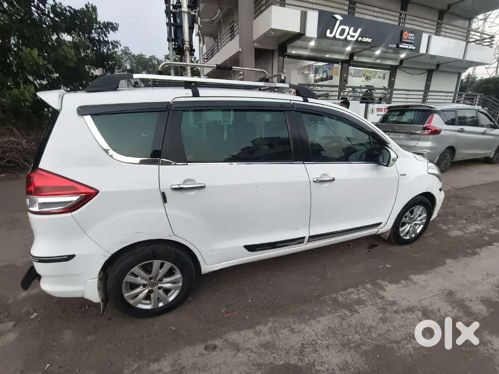 व्हाइट कलर टॉप मॉडल 2 की अवेलेबल ऑल टायर बटन एंड्राइड ऑटो रिवर्स कैमरा