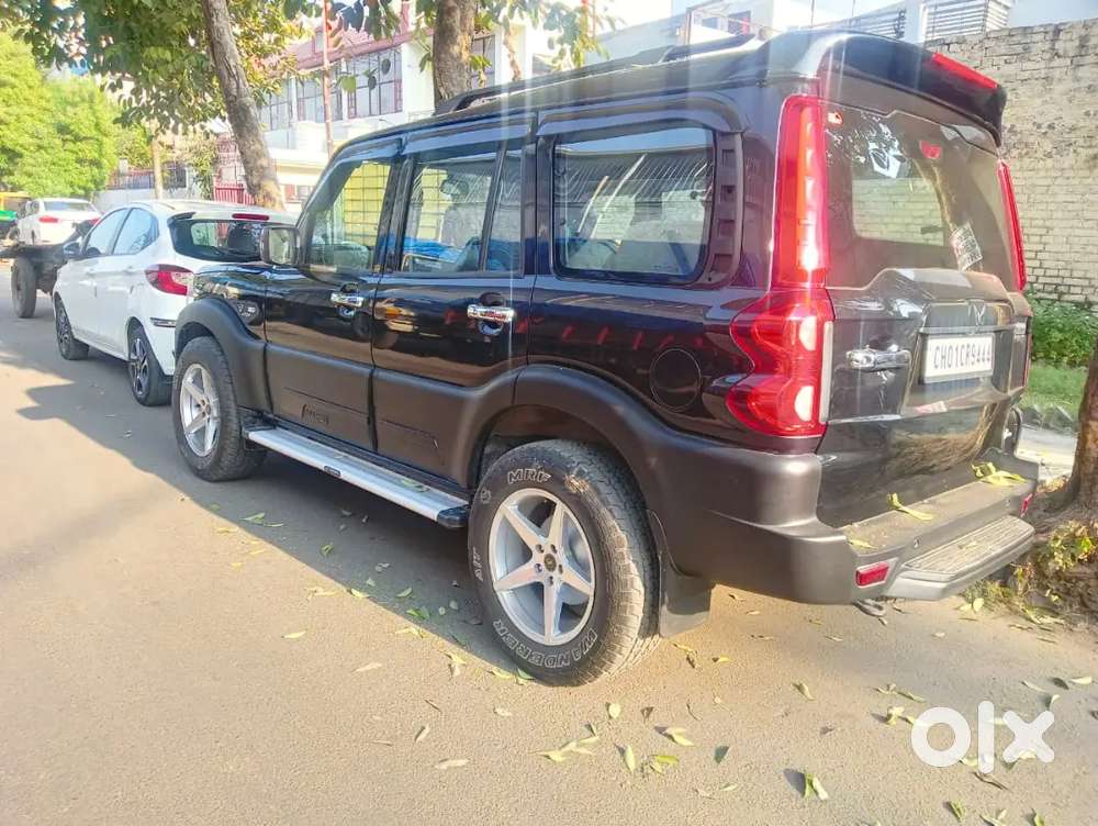 Mahindra Scorpio Classic 2023 Black Diesel 42000 Km Driven