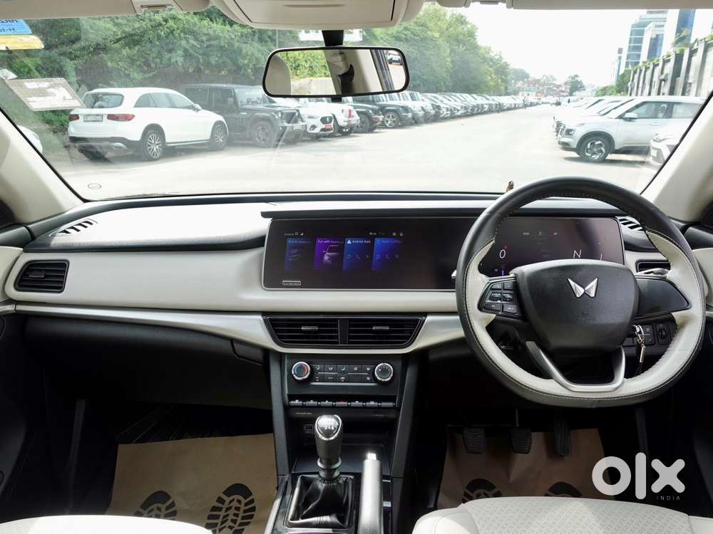 Mahindra Xuv700 2.0 Ax 5 Petrol Mt Str, 2022, Petrol