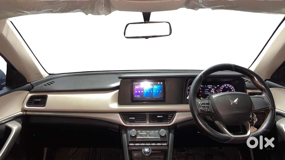 Mahindra Xuv700 2.0 Mx Petrol Mt 5 Str, 2023, Petrol